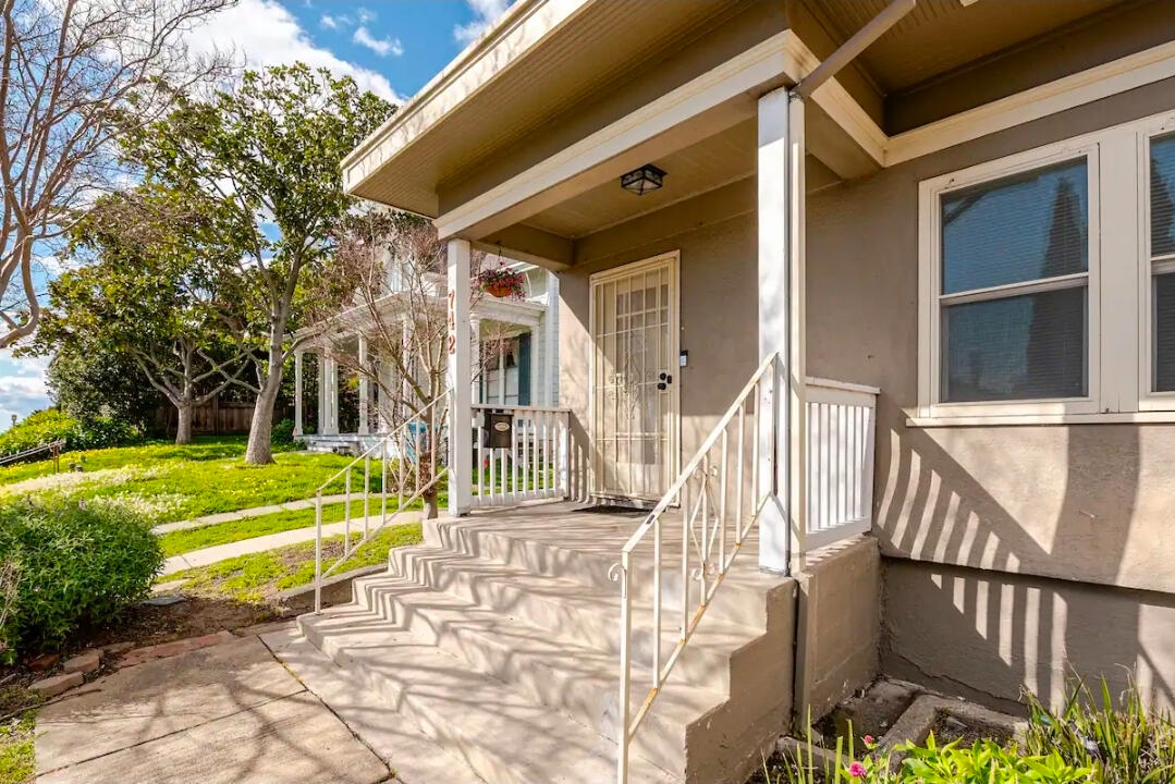 The Grand Heritage: Furnished Extended Stay in Vallejo's Heritage District Near SF Ferry and Napa