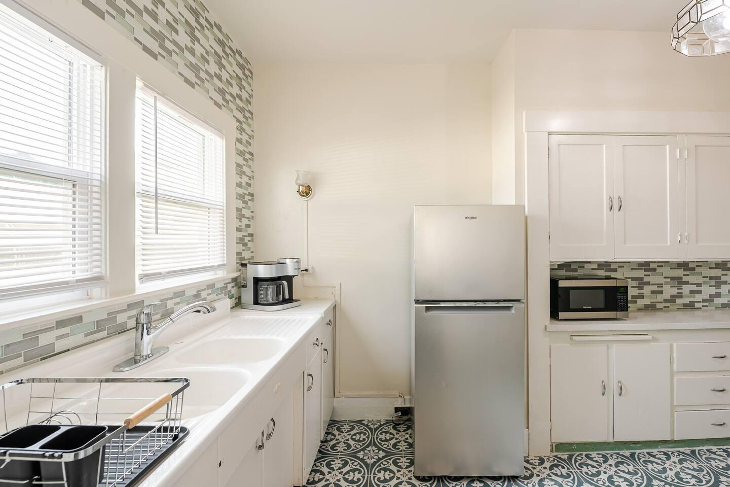“Open kitchen with full cookware and dining area in monthly furnished rental in Vallejo CA.